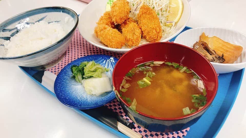 二宮歩美のインスタグラム：「＼＼\\前橋競輪おススメ売店🍱 //／／ スワンのカレーや鶏めしがなくなってしまった今、どこで食事をしたらいいか迷っているそこのあなた🤞 2Fカパーニュ山水の種類豊富な定食がおススメですよ💕 注文してから調理してくれるので出来立てが食べられて定食はall600円👏  カキフライや焼き肉、生姜焼きに、野菜炒め、唐揚げ…🤤  私達も弁当にして貰って毎日食べてます🤤  #前橋競輪 #ケイリン女子部 #カパーニュ山水 #競輪めし」