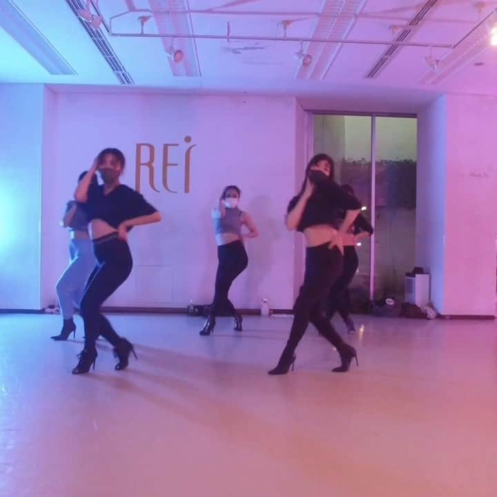 Ayanaのインスタグラム：「_ . 10/13 @ayayan0327 san  lesson👠in Tokyo . 2、3週続いてたぽい振りを1周でがんばった🤣 . 覚えるのに必死でシルエット気にする余裕が あまりなかったから絶対に踊り直そうっと🔥 . それにしてもやっぱりAyaさんのコレオは おしゃれで本当に大好きです💗 . #dance#dancer#dancevideo#dancegirl #heels#heelsdance#heelsclass#heelsdanceclass #sexy#vibes#goodvibes#rayblk#overyou #ダンス#ダンサー#ダンス動画#ヒール#ヒールダンス」