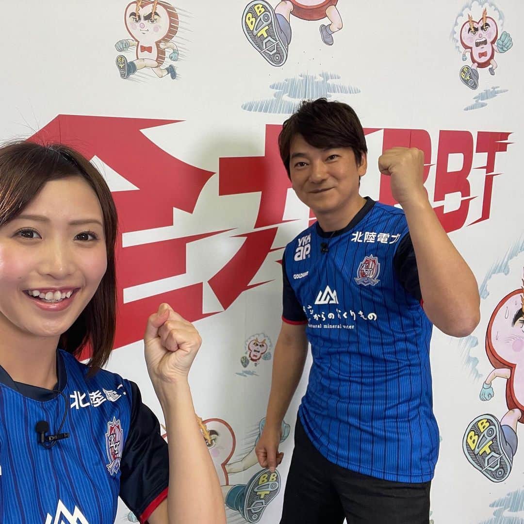 南條早紀のインスタグラム：「【頑張れ🔥カターレ富山⚽️】  サッカーJ3のカターレ富山！ あす、J2昇格をかけて 大事な大事な試合が行われます‼️  ホームにて、13:00〜 カマタマーレ讃岐と対戦です🔥  富山テレビではカターレ富山を全力応援‼️  私も吉村アナウンサーと共に、 応援動画で参加させてもらいました😆✨ （試合会場でも流れるみたい☺️）  動画撮影終わりに、 全力BBTパネルで記念撮影😊 ユニフォームかっこいいですよね！  頑張れカターレ🔥 そんな気持ちを込めて、趣味のアイロンビーズで ストラップを作ってみました😌❤️  あしたはこれを身につけて応援するぞ…📣  ちなみに、BBTでは12:55〜 カマタマーレ讃岐戦を生中継✨✨ 会場に足を運べない人も、 テレビの前からエールを送れます📺🔥  実況は入社2年目、西村朋宏アナウンサー！ この日に向けて、沢山練習を重ねていました😌  ぜひみなさん！ 会場・テレビの前で一緒にカターレ富山を 応援しましょう😌❤️  詳しくはブログも書きましたので、 よろしかったらこちらも併せてご覧ください♪ （インスタのトップ画面から飛べます！） （ストーリーにもリンク貼りますね！）  #富山県 #富山市 #富山 #toyama #カターレ富山 #サッカー #Jリーグ #j3 #j2昇格 #全力応援 #BBT #頑張れ #BackToJ2 #soccer  #ユニフォーム #ユニフォーム女子  #カターレブルー #スポーツウェア #サッカー観戦 #サッカー応援  #手芸 #アイロンビーズ #手作り #富山テレビ #アナウンサー #吉村尚郎 アナ #南條早紀 #なんじょうのにちじょう #⚽️ #🔥」