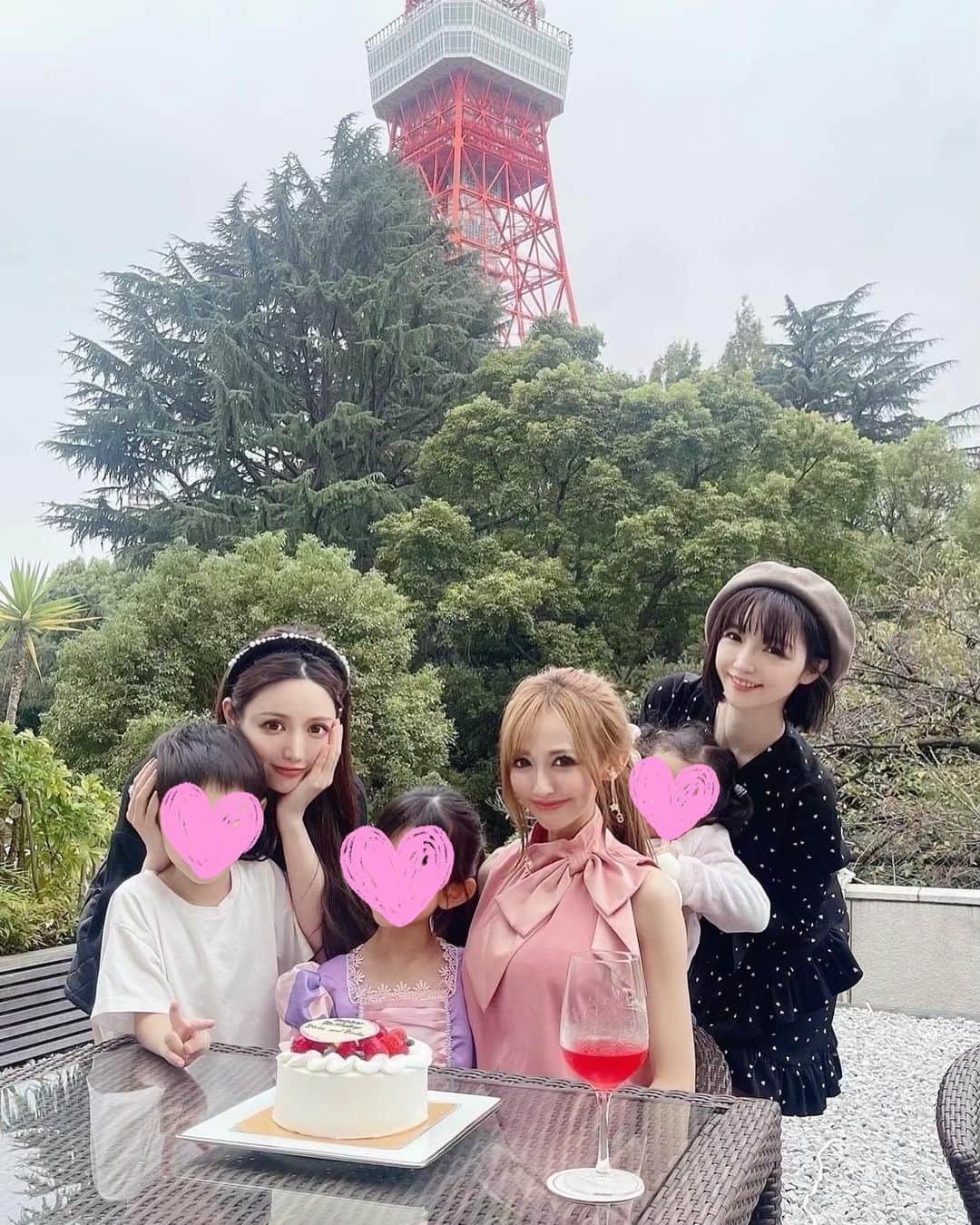 のインスタグラム：「@ririkakotobuki  大好きなリリカ姫💓 お誕生日お祝いやっとやっと できた🥺❤️  なかなか会えなくて 本当に　やっと💓  毎年お互いのお誕生日お祝いして 何回目かな、、  今年の私のBDには CHANELの素敵な🎁いただいたので😌💓  私からはLVの🎁を贈ったよ💓  娘ちゃんとお揃いのもあって 気に入ってもらえたら嬉しいなぁ❤️  いつも優しくて天使で女神なリリカ姫が 大好き💓」
