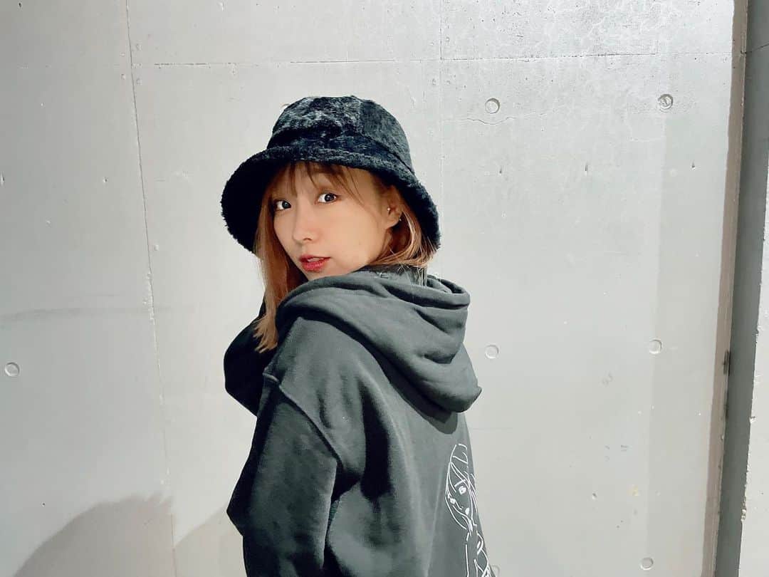須田亜香里さんのインスタグラム写真 - (須田亜香里Instagram)「11月22日ソロライブ 【#花車と六弦琴 】 チケット販売中！ SKE48モバイルは10月16日(土)23:59まで。 一般枠はそのあと！  グッズ受注販売受付中🎸❤️  パーカーはライブの行き帰りや、普段も着やすく。 ライブタイトルやロゴはフードの下に🤫💓 (サイズごとの着用動画はSKE48の公式Twitterにあります！)  ●SKE48オフィシャルオンラインショップ 10/17(日)23:59まで ●mu-moショップ 10/19(火)23:59まで ●セブンネットショッピング 10/19(火)23:59まで  #花車と六弦琴 #ライブグッズ #パーカー女子 #他にも #tシャツ #タオル  #ギターピックストラップ #ステッカー #スマホリング」10月16日 23時06分 - akarisuda