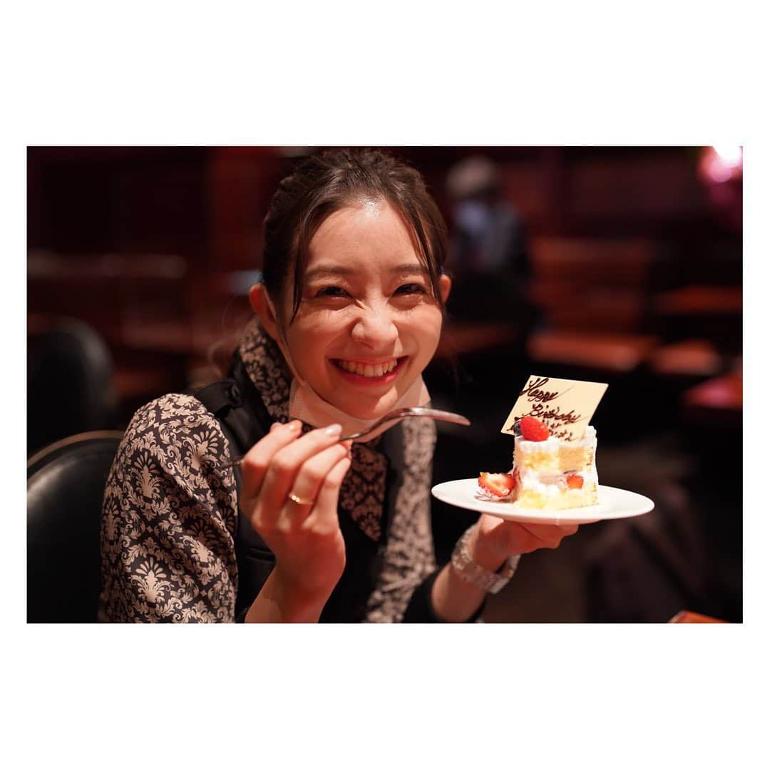 足立梨花さんのインスタグラム写真 - (足立梨花Instagram)「本日もありがとうございました😊  誕生日ということで、皆様にお祝いしてもらえて嬉しかったです。 こうやってたくさんの方と迎える誕生日は最高ですね🎉 ありがとうございました。  そして夜公演が終わったあとにも、スタッフの皆さん、共演者の皆さん、監督にお祝いしてもらいました。 なんと！！！ バンドメンバーの皆様の特別演奏付き🥺💕💕💕  もう贅沢すぎて…  そしてコットンクラブさんのキッチンで作っていただいた特製のケーキも😭  写真をスライドしていただけたら私の喜びが伝わると思います🙏  今回も本当にあの場にいる皆さんと一緒に作り上げる物語が楽しすぎます。 歌ってる時、1番後ろの通路でホールのスタッフの皆さんが飛び跳ねたり手拍子したりしてくださってて… もうねあの景色は涙しちゃうよ🥲  まだまだ始まったばかり。 明日の2公演も大切に演じ切ります。 ぜひ楽しんでください！   #コントと音楽 #くたばるものかよ #誕生日 #お祝い #あと #みんなの笑顔も嬉しいのよ #マスク越しでもわかる #本当に感謝」10月16日 23時18分 - adacchee