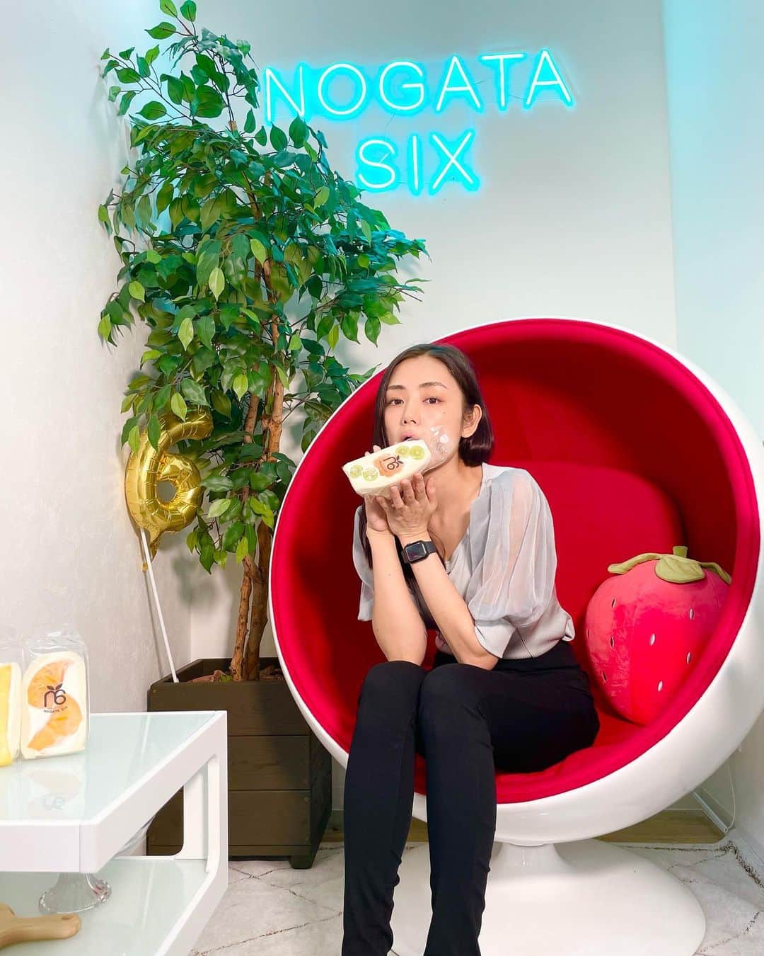 片山萌美のインスタグラム：「🥪  フルーツサンドのお店 『NOGATA SIX』 （ @nogata_six ）  ほぼフルーツを食べている パンと生クリームはおまけ ってくらいフルーツがジューシー 野方に行く時はぜひ🍍  #野方 #nogatasix  #フルーツサンド　 #moemikatayama」
