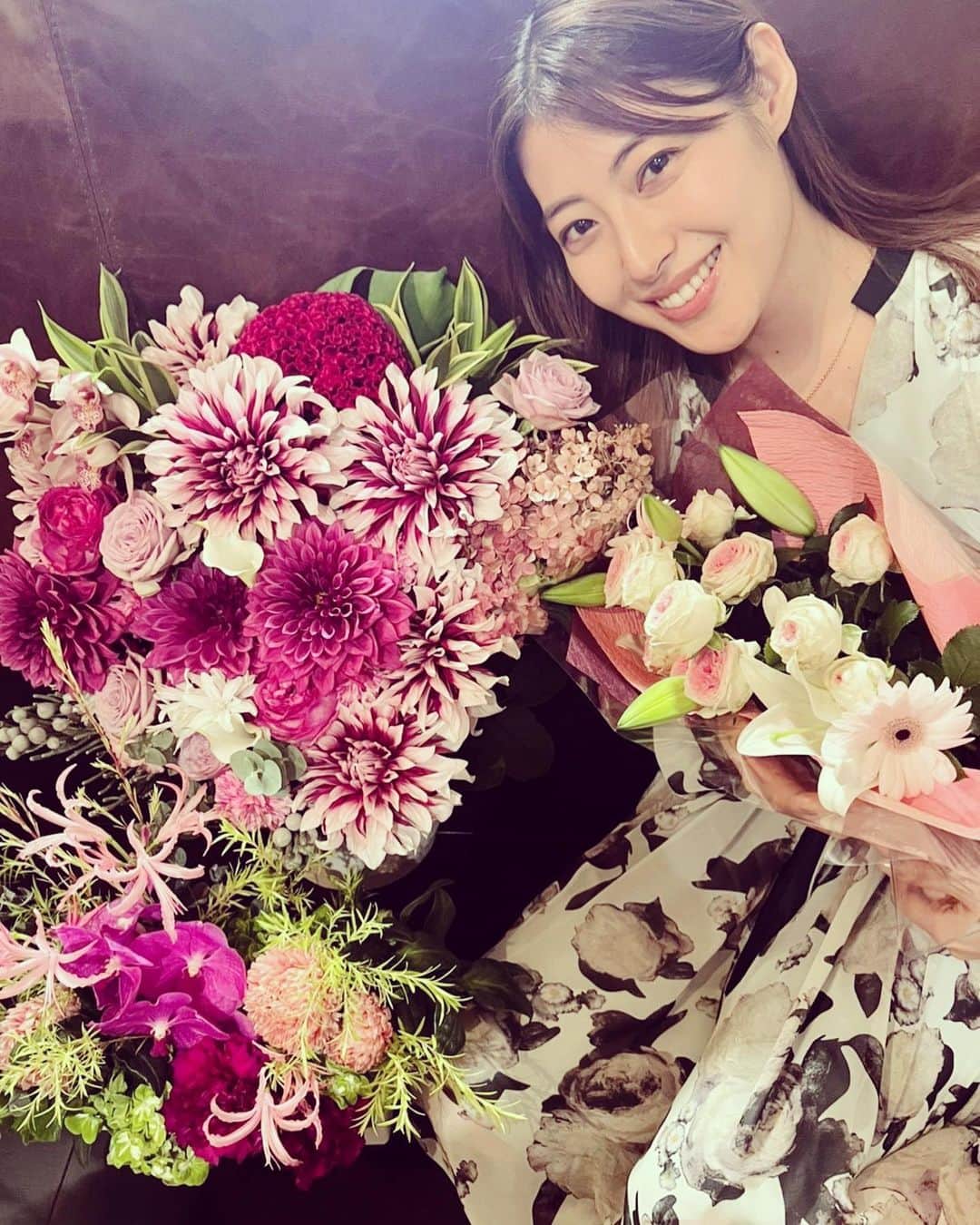 瀧本美織のインスタグラム：「💃 16日で30歳を迎えることができました。 ここまで大きく育ててくれた両親に感謝の気持ちでいっぱいです✨ 応援して下さっているファンの皆さん、いつもあたたかい想いを届けてくれて本当にありがとうございます！ 実感はないですが、なんだかとてもワクワクしています。 そろそろ楽しいことを企画できるように私も頑張りますね😋✊🏻  お仕事でお世話になっている方々から、お誕生日のお花をたくさんいただきました。花束は親友が持ってきてくれて、「私達ももう30だよ！」なんて言いながら、笑 近い誕生日を一緒にお祝いしました。幸せだな。  もっと自由に、もっと楽しみながら、周りの人達を幸せにしていけたらと思います。 これからもどうぞよろしくお願い致します♡   #30」