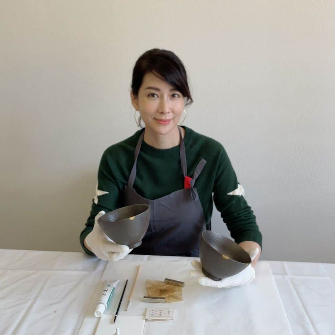 内田恭子さんのインスタグラム写真 - (内田恭子Instagram)「先日の金継ぎにて。なんどもやり直しをし、ようやく先生のOKを頂き、粉固めをして完成！！自分で手を加えたお茶碗はますます愛おしくなります。厳しい目で見たらまだ荒い仕上がりだろうけれど、私はとりあえず大満足です！ さて、次回は先生から急にハードなミッションが課せられましたが、ゆっくり亀歩きで、楽しくやっていきます！  Finally!! My first kintsugi art is done!!  #金継ぎ #kintsugi #お茶椀に愛着　#やっぱり喋りすぎ #内田恭子 #kyokouchida」10月16日 14時46分 - kyoko.uchida.official