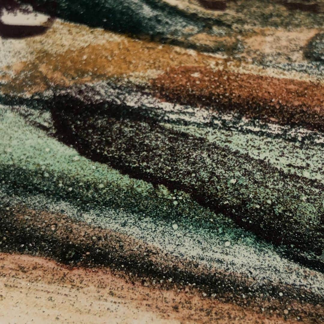 Baekのインスタグラム：「Painting use Mineral pigment (Malachite, Azurite, Lapis razli, Loess…etc)  集めた鉱物の顔料たちで制作。粒子の細かさによって同じ色の鉱物でも質感や色が変わります。あと、子供の時土遊びしてた時と同じ匂いがする。」