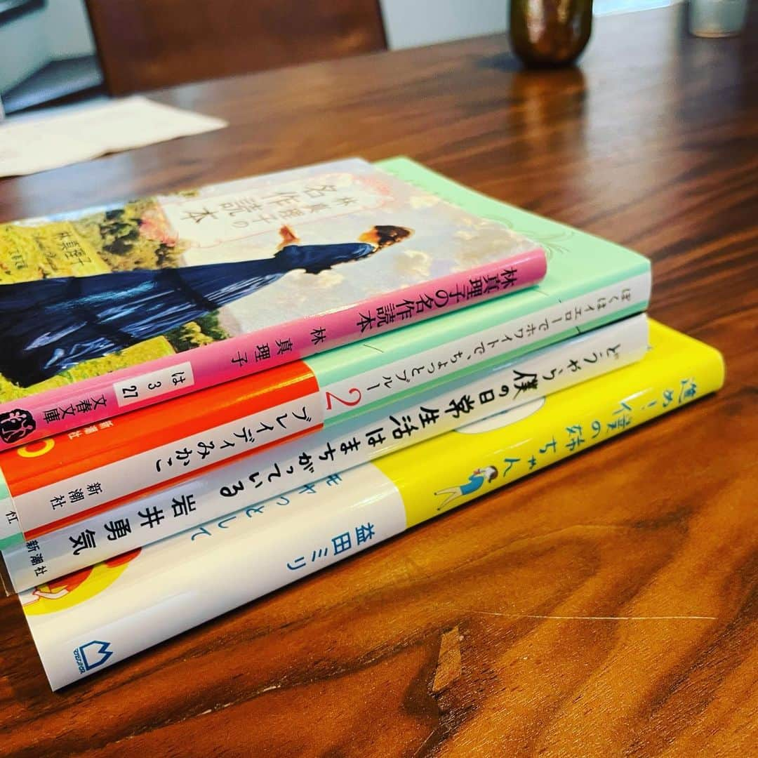 イモトアヤコさんのインスタグラム写真 - (イモトアヤコInstagram)「・ #読書の秋  最近買った本  #林真理子の名作読本 #ぼくはイエローでホワイトでちょっとブルー2#どうやら僕の日常生活はまちがっている#進め僕のお姉ちゃん」10月16日 15時34分 - imotodesse