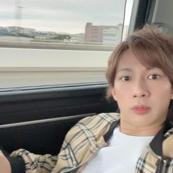 江田剛のインスタグラム：「今日はロケに行ってま〜す🚗🐬  なんのロケかはお楽しみに〜✨✨✨  #車 #ロケ #ドライブ」