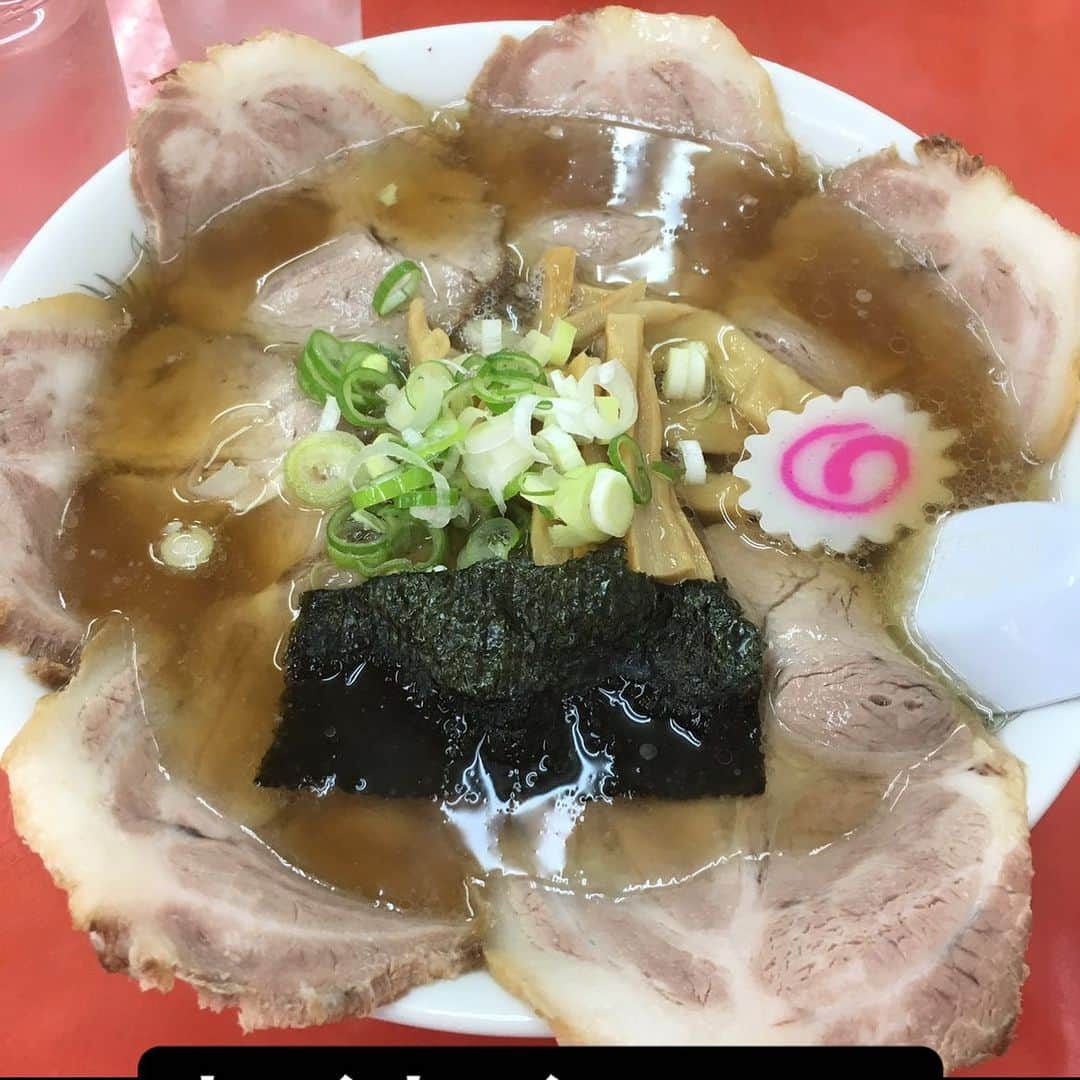 ゆっこママのインスタグラム：「藤屋。  日本で一番好きな ラーメン屋さん  茨城県古河市にあります。 食べログの評価なんてあてにならない。  私はユコログ星5点満点！」