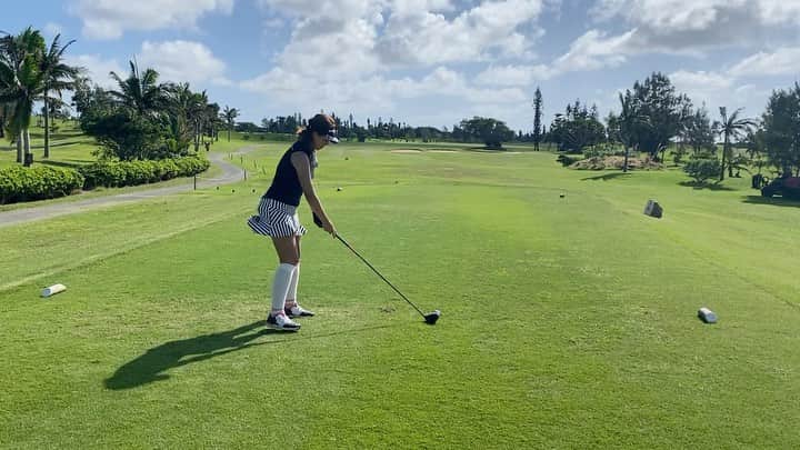 原田怜奈のインスタグラム：「台風以来の宮古島🏖 エメラルドコース 改めて綺麗すぎる🥰  3枚目は バナナです🤣🍌  ３日連続エメラルド⛳️ 明日も頑張ります🏖🥰 . . . . #宮古島　#エメラルドコーストゴルフリンクス  #ゴルフ　#golf」