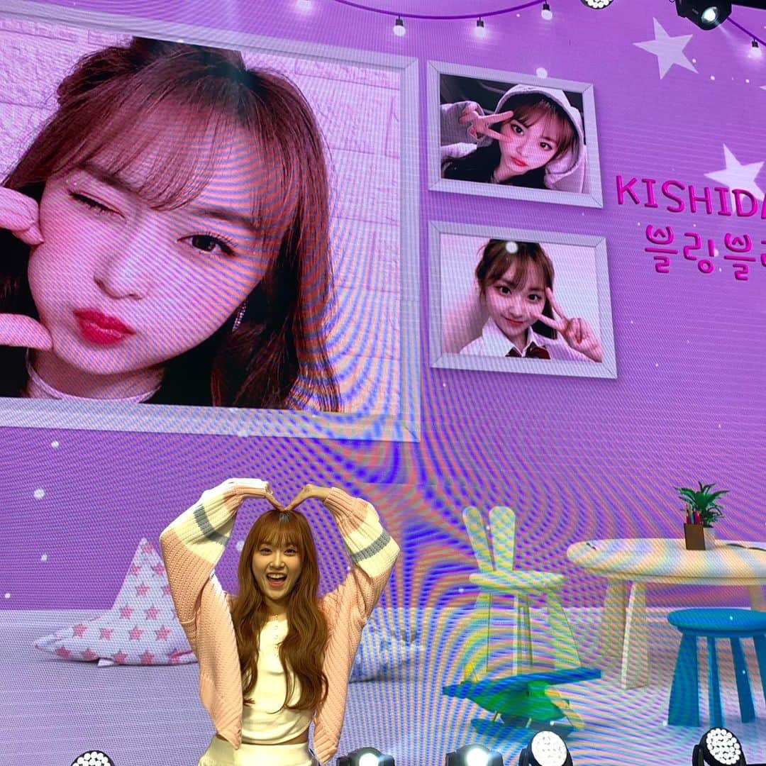 岸田莉里花のインスタグラム：「여러분!!!❤️❤️❤️ 오늘은 저에 첫번째 vlive 에 와주셔서 너무너무 감사합니다 😌☺️💕 여러분들과 행복한 시간을 보낼수있어서 정말 영광이였어요!!! 많은 댓글도 주시고 감동이에요 🥺 앞으로도 열심히 하는 리리카 가 되겠습니다!!!!!  みなさん!!!❤️❤️❤️莉里花です！ 今日は私の初めてのvliveに来てくれて本当にありがとうございました😌☺️💕 皆さんと幸せな時間を過ごすことができて本当に光栄です！！！ たくさんコメントもくださって感動です🥺 これからも頑張りますので応援よろしくお願いします！！！」