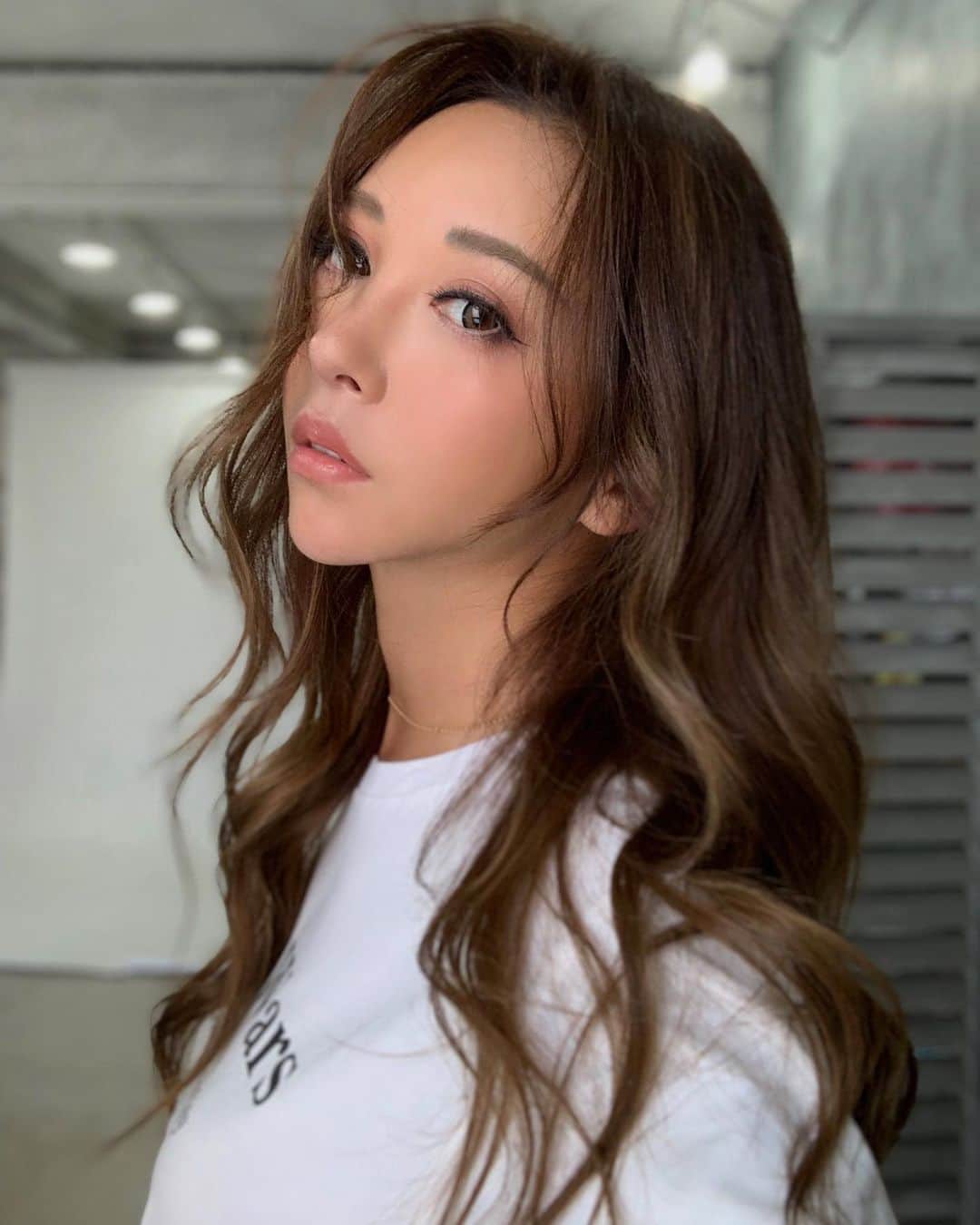 のインスタグラム：「メスを使わない小顔アンチエイジングリフトアップしてきたよ✨  わずか10分ほどでシュッと小顔になれる #ドリームスレッド ✨  担当して下さったのは 小顔王子👨‍⚕️こと HAABクリニック @haab_dream の シゲル先生 @hdc_shigeru   👩🏼「ここが気になるんですー 」とお伝えしたら  👨‍⚕️「なるほど。ではここをこうしましょう」と鏡を見せながらシュミレーションをして丁寧に説明して下さり、  10分後には理想のラインにしてくれた🧚🏻✨  Before Afterで一目瞭然..  麻酔のチクッとの痛み以降は 無痛🧚🏻‍♀️  ドリームスレッドが終わった後に焼肉食べに行ったくらい🥩（笑）  美容は日々進化してるし 女性に生まれた以上は美を追求していってます🧝🏻‍♀️  小顔になりたい。 若返りたい。 綺麗になりたい。 という方にオススメ♡ ──────────────────────────」