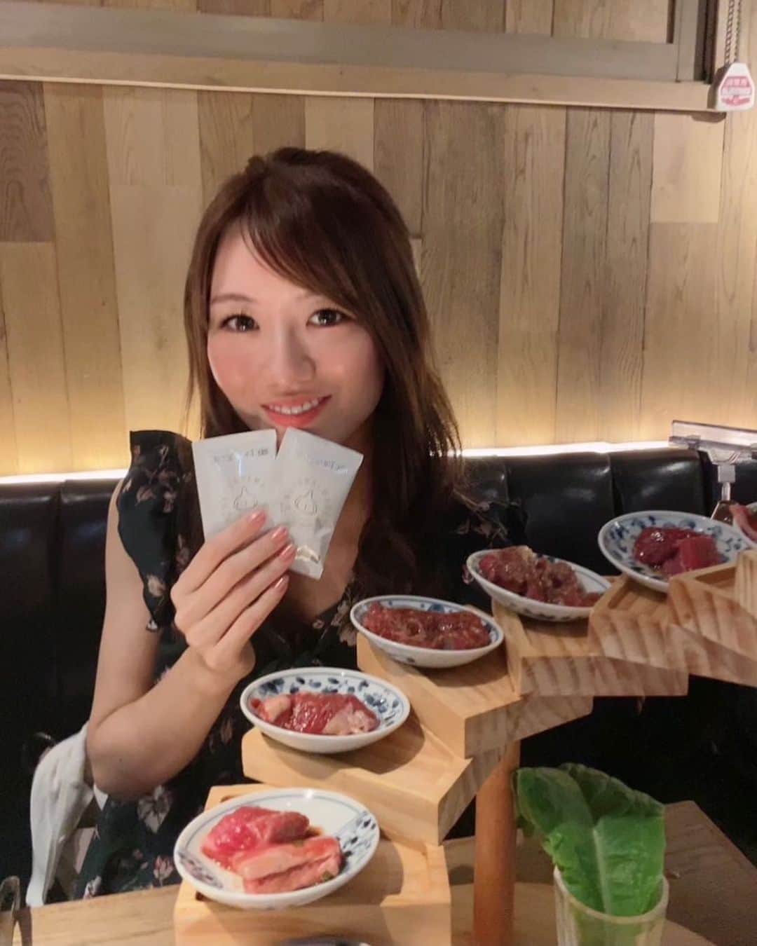のインスタグラム：「安心してお酒飲める👏 二日酔いの心配ない🤣  焼肉といったらビールよねww🍻 飲む前にこのTIAMAニンニクタブレット🧄🙆‍♀️  ニンニクなのに腸で溶けるから息臭わないのだ🍖  #TIAMA #ニンニク#二日酔い防止#二日酔い対策　#酒#飲み過ぎ#焼肉大好き#焼肉#肉食女子cbd#yakiniku」