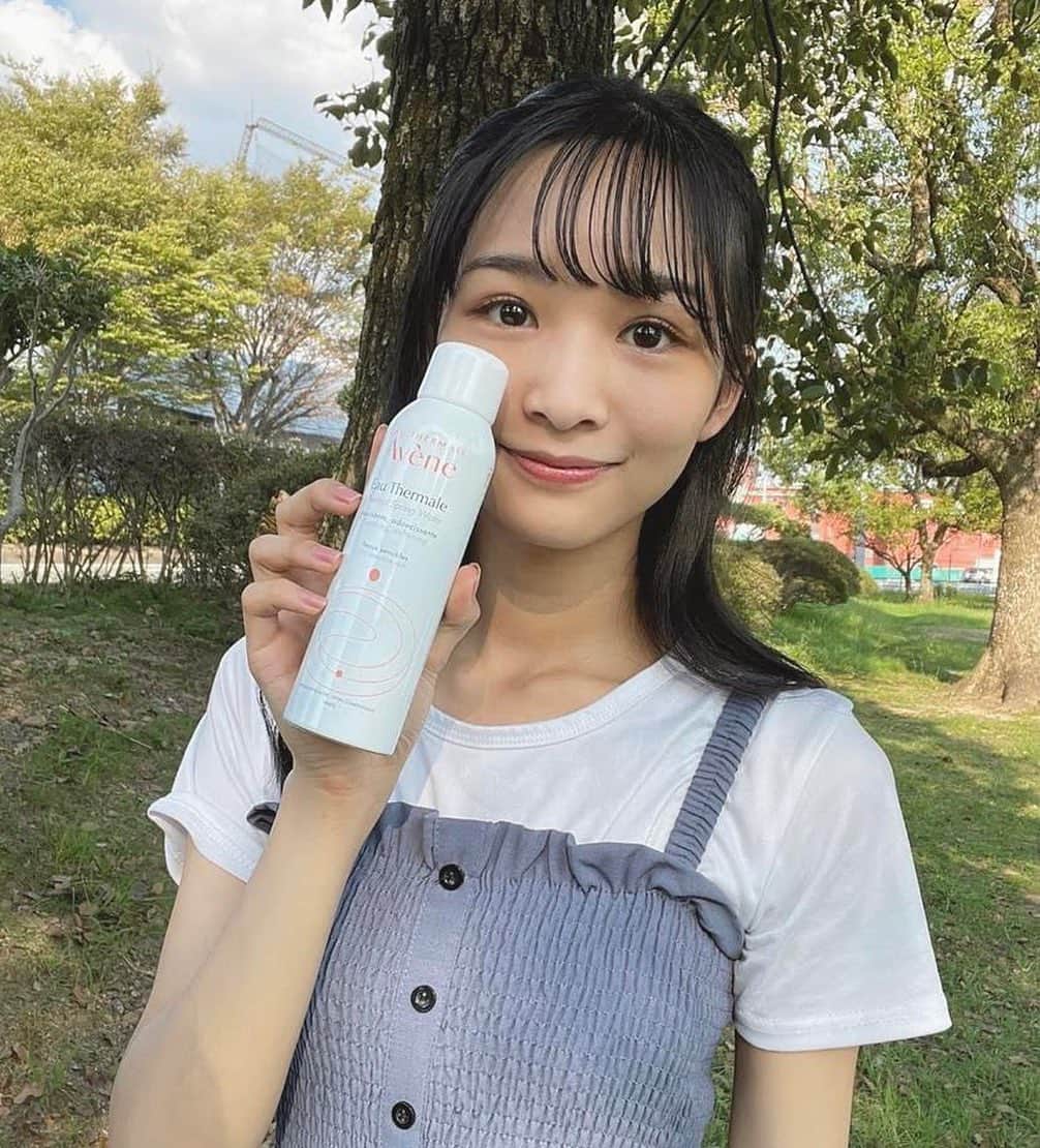 中山あやかさんのインスタグラム写真 - (中山あやかInstagram)「。 私が最近使ってる化粧水を紹介します！  大好きなアベンヌウオーター。 リピ4本目です!!  アベンヌは大人から赤ちゃんまで使えて肌にとても優しくて「肌にいい水」として昔から愛されています。 バランスのいいミネラルの働きで肌を健やかにしてくれます！ 素肌の土台を整えてくれるので、アベンヌウオーター⇒化粧水⇒乳液という順番で使っています！  私は乾燥肌なので、お風呂上がってすぐシューッと全身に吹きかけます。顔に4回なじませると、より肌へ水分チャージできると感じます。  週に1、2回コットンにたっぷりアベンヌを染み込ませてコットンパックをしていて、どんどん肌が潤ってきます！  使い方は他にも朝・夜の洗顔後、冷暖房で肌がしていると感じた時にシューッ！  中・小のサイズは外出中でもバックに入れておけばいつでも肌のうるおいが復活するよ。  ぜひアベンヌウオーター使ってみてね！  #Avene_PR #アベンヌ  #はじめてのアベンヌ #中山あやか #ニコラ #nicoIa #ニコモ」10月16日 17時39分 - ayaka_nakayama1