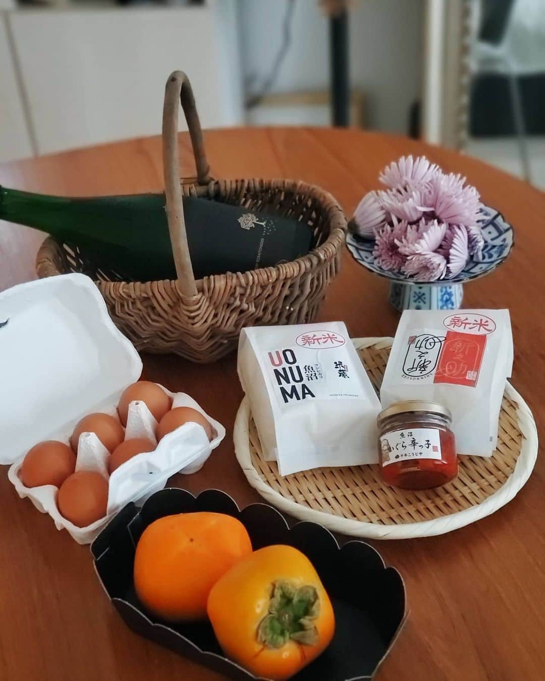 保坂玲奈さんのインスタグラム写真 - (保坂玲奈Instagram)「[てのひら新潟]⁡⁡ ⁡⁡ サブスクで新潟の旬が届く「てのひら新潟定期便」⁡⁡ ⁡⁡ 第2回は秋の食材🍁⁡⁡ ・食用菊の「かきのもと」⁡⁡ ・おけさ柿⁡⁡ ・魚沼コシヒカリ､新之助の新米セット⁡⁡ ・思い出たまご濃い味造り⁡⁡ ・かぐら辛っ子⁡⁡ ・カーブドッチシードル 摘果ふじ FROM SCRATCH2020⁡⁡ ⁡⁡ かきのもとはさっと茹でてお浸しに､⁡⁡ あとはELLE gourmetが考案した⁡⁡ 簡単レシピに頼ってみた💕⁡⁡ ⁡⁡ かきのもとのシャキシャキ感､⁡⁡ おけさ柿のジューシーな甘さ､⁡⁡ かぐら辛っ子のまろやかな辛さ､⁡⁡ そして大好きな新之助は大粒で噛んだ時の甘みが..⁡⁡ どれも新潟の美味しさが詰まっていて堪らん...😳⁡⁡ ⁡⁡ 新潟じゃないとなかなか見かけない食材､調味料､お酒などが⁡⁡ セットで楽しめて楽しい美味しい🥰⁡⁡ ⁡⁡ ⁡⁡ 気になった方はてのひら新潟の⁡ 特別サイトから⁡ECサイトを見てみて！⁡ 申込み締切日は10月29日までです✨⁡ ⁡ https://tenohira-niigata.com/teikibin/⁡ ⁡⁡ ⁡⁡ #てのひら新潟定期便#新潟#お取り寄せ#グルメ#料理#新米#かきのもと#おけさ柿#コシヒカリ#新之助#かぐら辛っ子#スパークリングワイン#PR」10月16日 17時51分 - __renao_0707