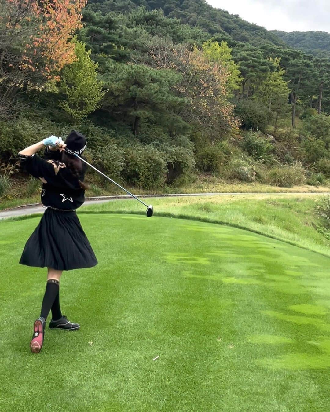 キム・スヒョンさんのインスタグラム写真 - (キム・スヒョンInstagram)「new favorite hobby 🏌🏻‍♀️  #golf #주말골프」10月16日 17時51分 - claudiashkim