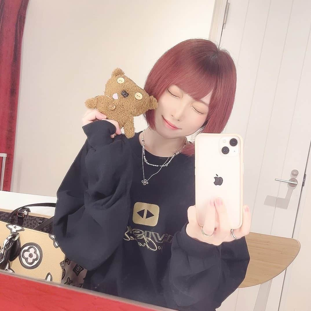 山吹りょうさんのインスタグラム写真 - (山吹りょうInstagram)「iPhone13とAirPods pro買った📱  ＊ ＊ ＊ ＊ ＊ ＊ ＊  #ファッション #fashion #패션 #时装 #ショート #ショートヘア #model #モデル #ギター #guitarist #ギタリスト #guitar #バンド #ガールズバンド #girlsband #japanesegirl #cosplay #グラビア #コスプレ #iPhone #iPhone13 #airpodspro #selfie #me #ootd #instagood #自撮り#いいねして#今日の一枚」10月16日 17時52分 - ry01204