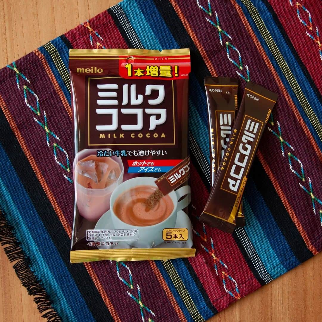 ダイソーさんのインスタグラム写真 - (ダイソーInstagram)「冷たい牛乳でも溶かしやすい、おいしいミルクココアです。 ホットでもアイスでもおいしい♪ 1杯分ずつ個包装された分包タイプで、とってもお手軽です！ 今なら期間限定で1本増量中！！  ミルクココアは栄養機能食品！ 1杯に　カルシウム 240mg、天然ポリフェノール 80mg！！ おうちや職場でのほっこりタイムにいかがですか？  名糖　ミルクココア　12g×5Ｐ ※各種100円（税込108円）  ※店舗によって品揃えが異なり、在庫がない場合がございます ※商品パッケージ裏面の説明文を読んで正しくご賞味ください ※画像はイメージです。実際とは異なる場合がございます  #ダイソー #daiso #daisojapan #100yenshop #100均 #100均パトロール #ミルクココア #ココア #おいしい #美味しい #ポリフェノール #カルシウム #meito #名糖 #名糖産業 #おうちカフェ #おうち時間」10月16日 18時00分 - daiso_official