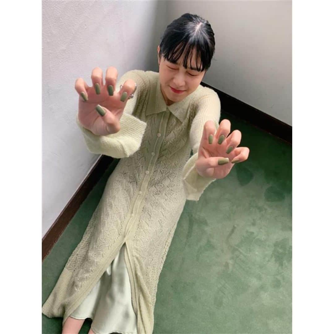 MOREさんのインスタグラム写真 - (MOREInstagram)「松本愛、ネイル披露のポーズが愛おしすぎる！ 【MORE11月号オフショット】  ワンピース、ネイル、スタジオの床と、気がついたら何もかもが緑に染まっていた愛ちゃんをキャッチ。ネイルを見せて、とお願いするとこのポーズ。うーん、満点！  可愛いと思った方はぜひ「💚」の絵文字で教えてください😉  #MORE #moremagjp #デイリーモア #モデル #model #松本愛 #愛ちゃん #可愛い女の子 #モアモデル #モデルのデジレポ #オフショット #撮影」10月16日 18時00分 - moremagjp