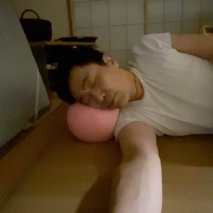 nemuru_catのインスタグラム：「#眠る夫  ぐるんっていきそうでいかない😸」
