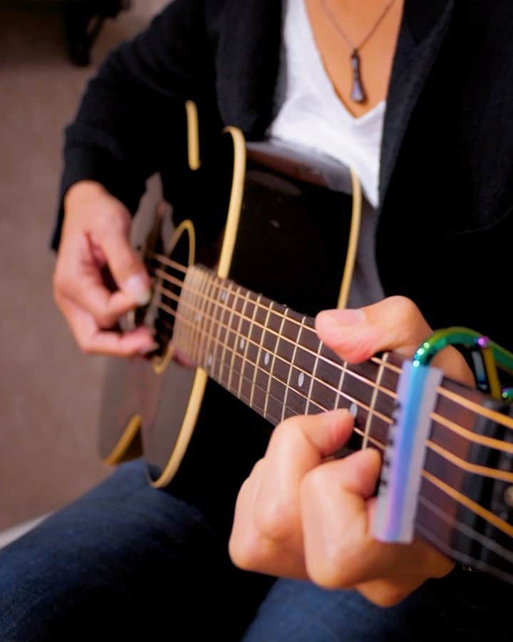 松井祐貴のインスタグラム：「川崎鷹也 "魔法の絨毯"   YouTube→https://www.youtube.com/watch?v=LJjvH9svxts  ♪ ♪ ♪  #yukimatsui #松井祐貴 #fingerstyle #fingerstyleguitar #fingerpicking #acoustic #acousticguitar #pickariff #guitarsdaily #riffwars  #guitarplayer #instaguitar #Daddario #DaddarioStrings  #shubbcapos @shubbcapos #gibson @gibsonguitar」