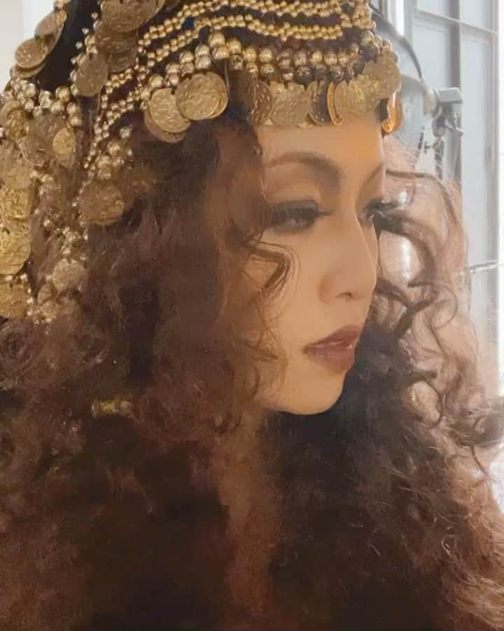 五十鈴ココのインスタグラム：「🌞🏛🌞Before the Dawn🌞🏛🌞 ご予約絶賛承り中🧛🏻‍♀️♥️♣️  量子もつれと不気味な遠隔作用の事 についてずっと考えてる  知識もないのに笑🌍  愛がテーマなのに 原子の話にも飛んでしまう。 みんな無意識に ロジカルとエモーショナルを いったりきたり。してると思うの🈁⚧  でも、昨年書いたオリジナル【地球】を作ってた時に 友達がふと教えてくれた 量子力学についての言葉がキッカケ だった。  I am that I am  before the dawnの世界を 早く皆とシェアしたいな！  初挑戦のプチ戯曲仕立てのステージ なので、1st stageは cocoの1人芝居だと思って お楽しみ頂ければと思います🏛🌞🌞」