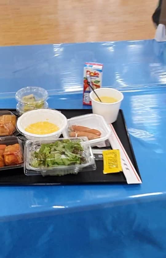 マリアン・ドラグレスクのインスタグラム：「Campionatul mondial de gimnastică din Japonia de la Kitakyushu 2021. Așa arată sala de mese și mâncarea.  PS: Voi ce ați încerca din "farfuria" mea? 😁 #gymnastics #gymlife #Dragulescu」