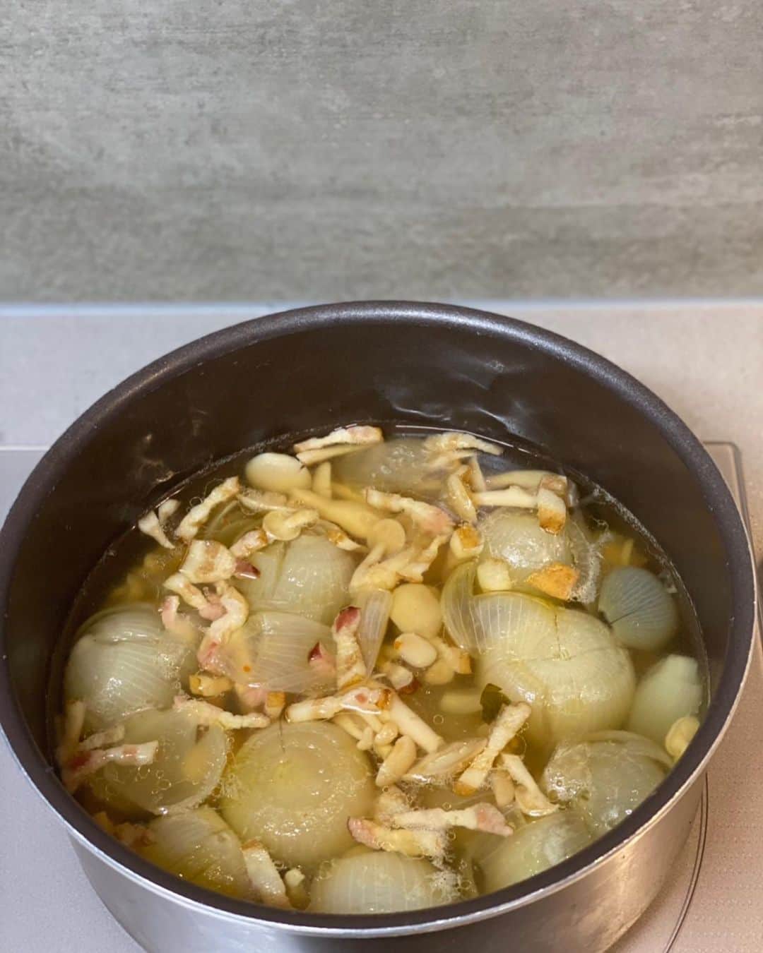 大政絢のインスタグラム：「#今日の絢ご飯  北海道は新玉の時期🧅 今年もやってきました！ 会う方に玉ねぎを配っています😂 でも、この新玉は新鮮なのでこの時期から半年以上は持つんです！ なので、大事に美味しく料理していきたいと思います✨ そういえば北海道が魅力度ランキングが13年連続一位！と見て嬉しかったなぁ！ 2年以上帰れてないので早く行きたいな🧅🧅🧅 恒例の玉ねぎスープを✨  #北海道産#新玉ねぎ#砂川産玉ねぎ#絢ご飯」