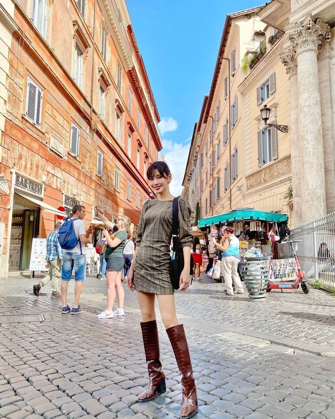 城品萌音のインスタグラム：「♡ 🇮🇹Roma was so crowded by tourist. _ めちゃくちゃ観光客だらけでした。 どこも並んでたしビックリ。 ZARAまで並んでた😂 #monemilk #femaledj #roma #rama #🇮🇹」