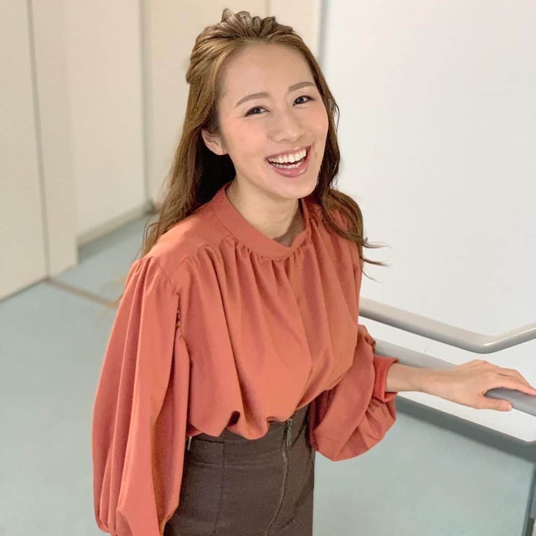 守永真彩のインスタグラム：「. . 明日は秋華賞です🍂 今夜のKEIBAコンシェルジュは 秋華賞展望スペシャルとしてお送りします。  グリーンチャンネル  19:30〜21:00 生放送❗️  ぜひご覧ください☺️  tops @brahmin_fsf  skirt @and.couture   photo by @shiori.okada   #秋華賞　#生放送 #競馬　#牝馬三冠」