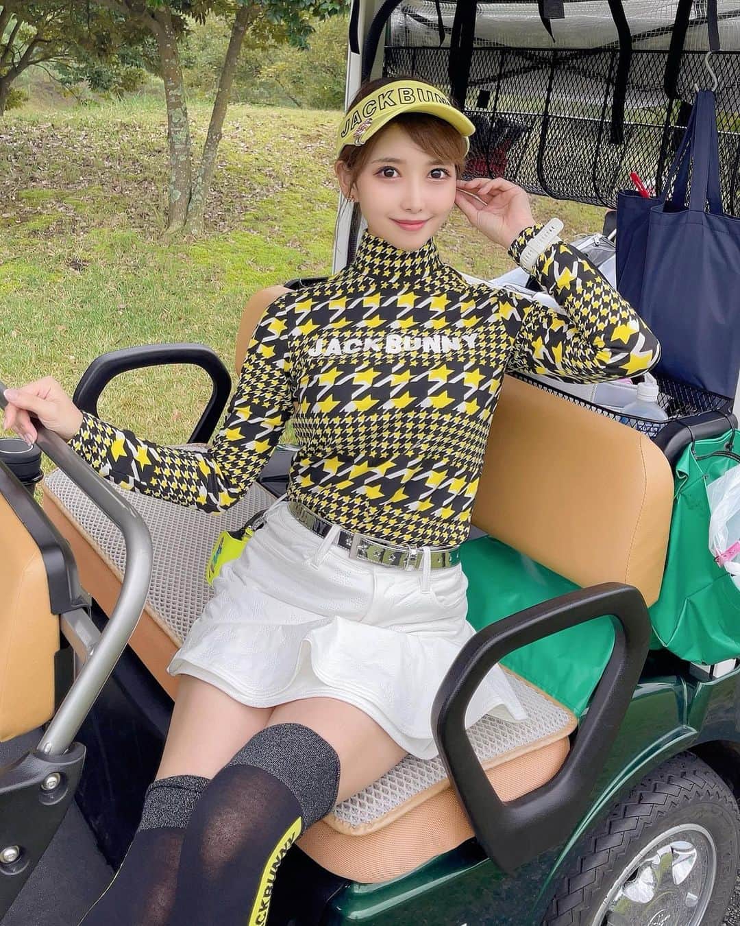のインスタグラム：「. 今日のウェアは全身ジャックバニー⛳️✨ @jackbunny_official 💛🖤 大好きな黄色😆💛 スカートにもベルトにもさりげなく星がついてるの⭐️ . スコアは47.47の94（32putt）だったよ〜！ アウトサイドイン軌道を治し中だからなかなかうまくいかなかった🙄 上手くなりたい。。🥺 . #ゴルフ女子#ゴルフ初心者#ゴルフ#ゴルフ好き#ゴルフ好きな人と繋がりたい#ゴルフウェア#ゴルフコーデ#ゴルフファッション#ゴルフ女子コーデ#ジャックバニー#jackbunny#golf#golfwear#golfswing#golfstagram#golfgirl#golflife」