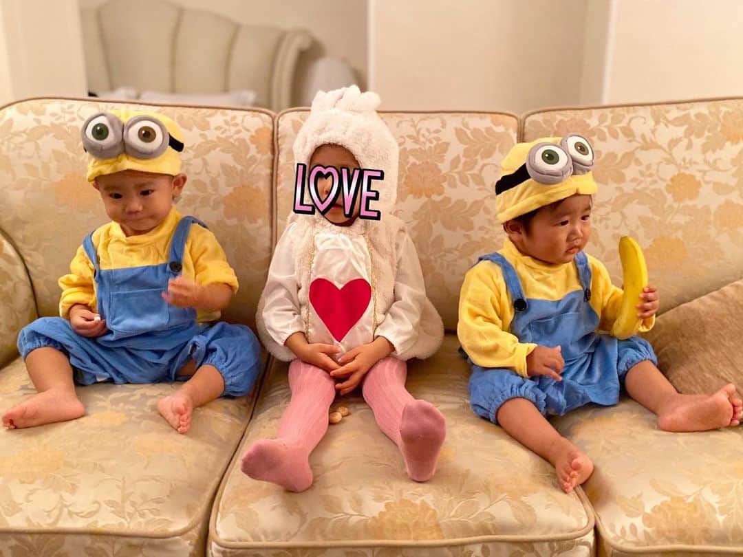 Mai Wakimizuのインスタグラム：「こんな可愛い3ショットある？笑 バナナを持ったあかんたれミニオンちゃんは終始泣いてた♡笑 僕の親友のボスミニオンとうさぎ姉さんと一足早くハロウィンを楽しんだ＼(^o^)／ #1歳2ヶ月#1歳男の子#ハロウィンコスプレ#ハロウィン#helloween」