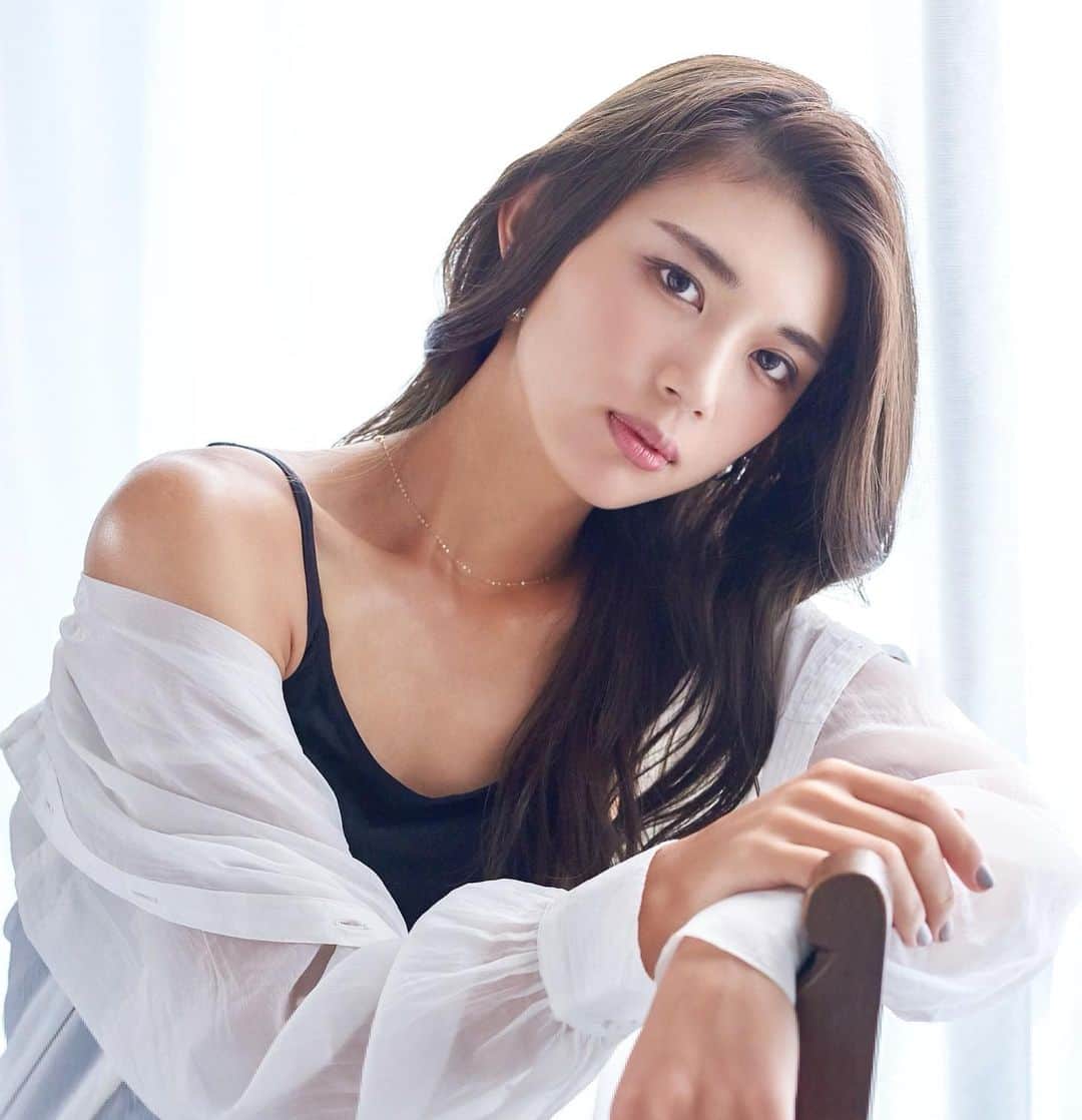 坪井ミサトのインスタグラム：「. . これはちょっとセクシーを 意識してみた💜笑 . 服装髪型変えるだけで すごい変化だよね！ . もう少し、いろんな坪井に お付き合いください🤣 感想もお願いしまーす🌼 . shot by @mic.gunji  hair make @nemui_047  . . #撮影 #作品取り #shotting #fitness #野球女子 #野球 #golf #golfgirl #ゴルフ #ゴルフ女子 #run #running #ランニング #フルマラソン」
