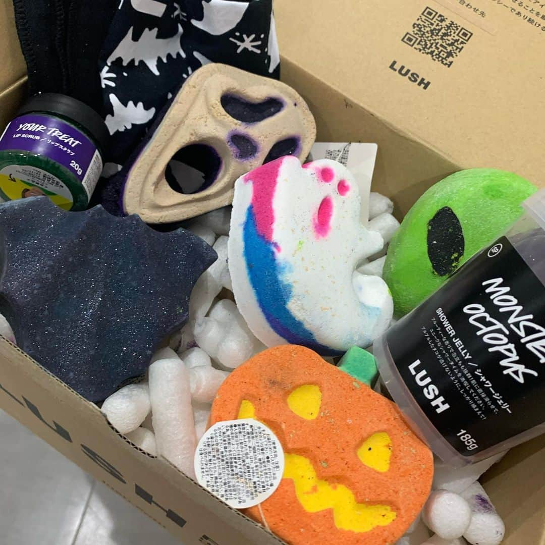 藤川らるむさんのインスタグラム写真 - (藤川らるむInstagram)「LUSH Halloween 👻🖤  bathTimeが特別な時間になる魔法🧞‍♂️  ⁡ ⁡ ⁡ #LUSH #不気味なお風呂 #emoコスメ部 #ハロウィン」10月16日 19時06分 - ralumu_00