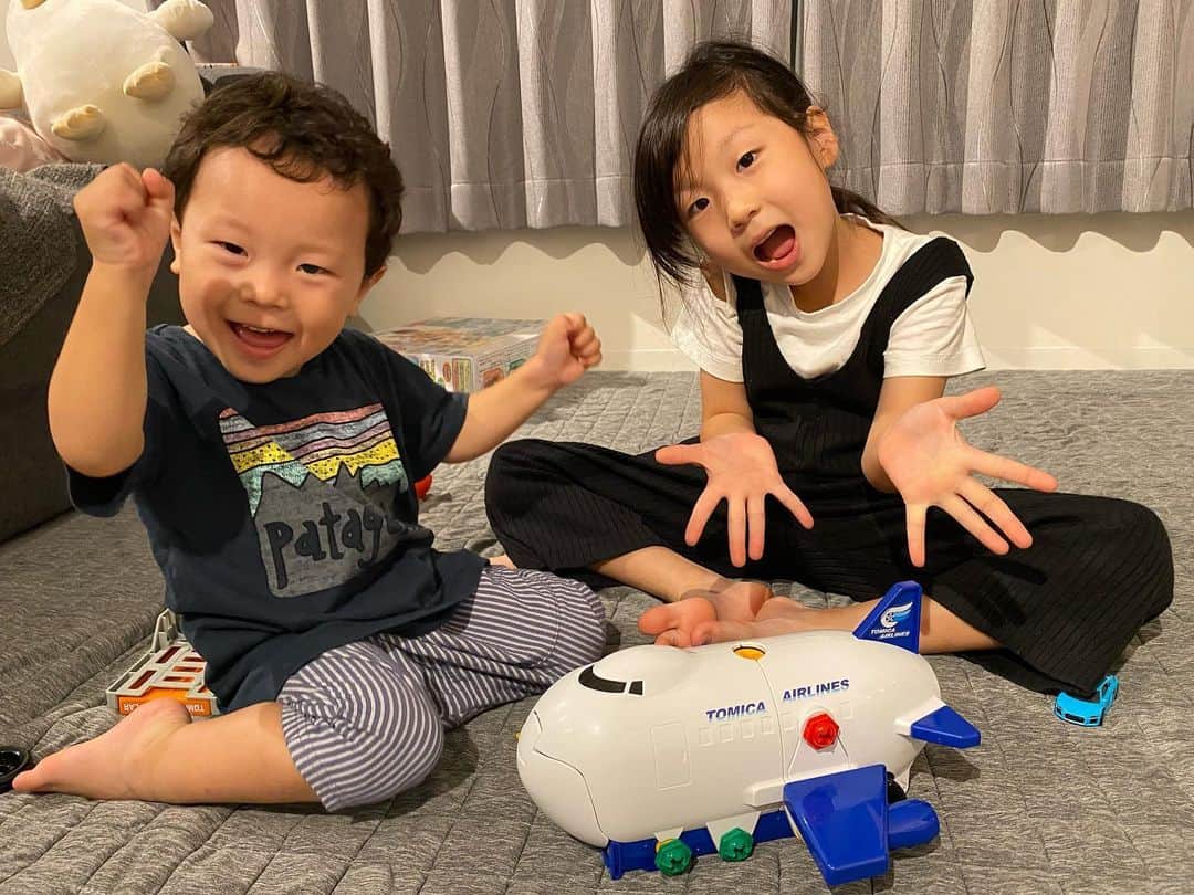 江原千鶴（エハラチヅル）のインスタグラム：「トミカ大好き！ねじねじ大好き！なうたくんが大大大興奮のおもちゃ❤️  おもちゃの電動ドライバーを使って、キャリアカーとカーゴジェットの2種類が何回も作れるんだけど、トミカの車を入れて遊べたり、これはうたくんどハマりだわぁ😍  難しい所はおとちゃんが手伝ってくれて… 仲良く遊んでいました‼️  DIYみたいでおとちゃんも楽しそう✨  #トミカ#diy#くみかえアクション#トミカDIY#PR#姉弟」