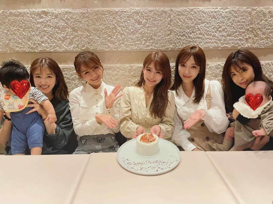 春菜めぐみさんのインスタグラム写真 - (春菜めぐみInstagram)「少し前に、大好きなメンバーが お誕生日会してくれました🥰🎂💕 ． ． みんながいろいろ考えてくれた時間が愛おしい🥺💓 いくつになってもお祝いしてもらうのは 嬉しいよね〜☺️✨ ． ． 前はお酒飲んで騒いで〜ってお誕生日会が ノンアルコールでベビちゃんまで参加に👶🏻❤️ 大人になったなぁ〜😂✨笑 ベビちゃんたち可愛すぎるし、 久しぶりにみんなと集まれて幸せだったー🥰🥰 ． ．  いつもありがとう🙏🏻💕 らぶ❤️❤️❤️ ． ． #happybirthday #女子会 #グラドル会 #😆💓」10月16日 19時14分 - me_haruna.02