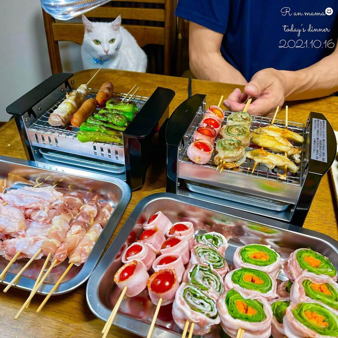 らんままさんのインスタグラム写真 - (らんままInstagram)「2021.10.16  今日のお夕飯⁣ ⁣ ⁣ 焼き鳥いろいろ⁣ 手羽先、トマトベーコン、レタスとにんじんの肉巻き、豚肉の大葉巻き、翠鶏(みどり)のモモ串、万願寺とうがらし⁣ 鉄火巻き⁣ 野菜サラダ⁣ みかん⁣ ⁣ ⁣ こんばんは　土曜日ですね⁣ 昨日に続いて肉肉しい我が家です！⁣ 地鶏の焼き鳥をいただいたので⁣ ゴルゴのリクエストで焼き台出しました⁣ 乗せているのは南蛮海老の旨味たっぷりの食べるラー油です⁣ 海老の香りがこおばしくて、ごはんに乗せたら延々と食べてしまいそう〜⁣ ※PRではありません笑⁣ ⁣ ⁣ 今日の動画は器用に手首を折り畳んで寝転がる くぅさん です⁣ ⁣ ⁣ ⁣ ⁣ ⁣ いちにちお疲れさまでした⁣ ⁣  #翠鶏#南蛮海老ラー油#新潟グルメ#糸魚川グルメ⁣ #勝手にPR⁣  #晩酌#晩御飯#献立#ばんごはん#おうち居酒屋#働く主婦の食卓#簡単レシピ#レシピ#フーディーテーブル⁣ #くぅさんを探せ⁣ ⁣ ⁣ ⁣」10月16日 19時18分 - ran.mamayo