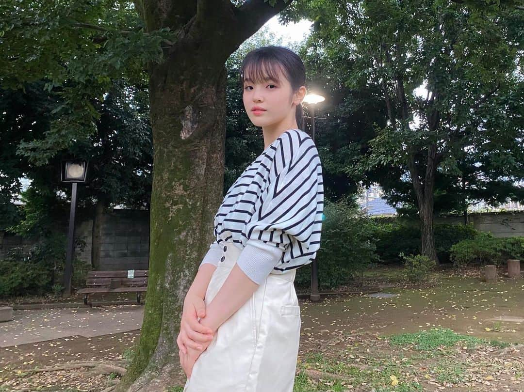 豊嶋花さんのインスタグラム写真 - (豊嶋花Instagram)「最近少し肌寒くなってきましたね🍃  早く受験終われ〜と毎日思ってる気がします...笑 みなさんも勉強やお仕事など、頑張ってください！！ 私も頑張ります😓  #この写真を撮るとき #蚊に6箇所刺されました #まだいたんか… #かゆい #豊嶋花」10月16日 19時35分 - hanatoyoshima_official