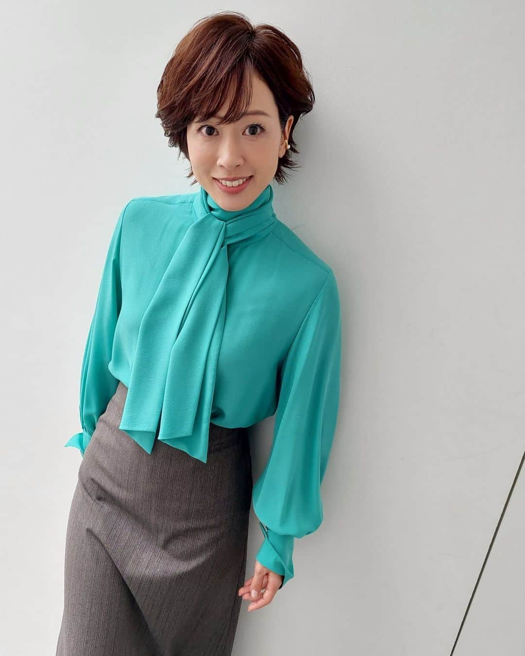 津野瀬果絵さんのインスタグラム写真 - (津野瀬果絵Instagram)「. 雨の天神はブラウス一枚では肌寒く感じました。明日から気温が下がるので服装選びに お気をつけ下さいね。 . . #生放送てんじんnow#tnc# 今日もご覧頂きありがとうございました」10月16日 19時38分 - kaetsunose