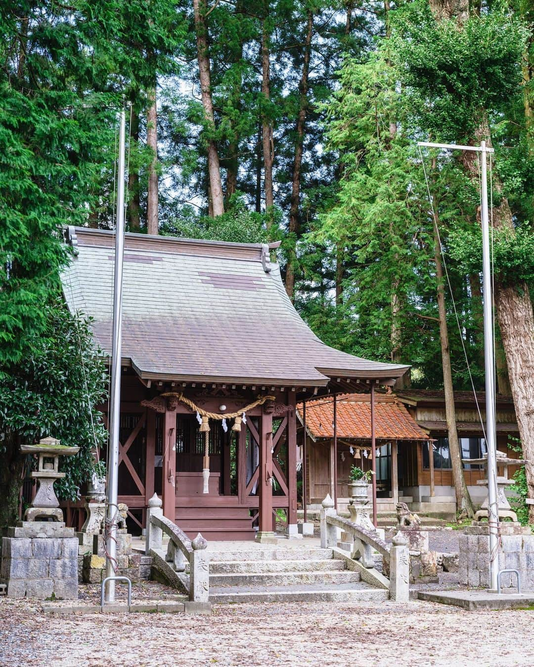 SHOCK EYEさんのインスタグラム写真 - (SHOCK EYEInstagram)「山口県に訪れた時、偶然に見つけた別府厳島神社の別府弁天池✨  実は隠れたパワースポットとして、密かに注目を集めているらしく、 神秘的なコバルトブルーに輝く池にビックリしたよ。  日本名水百選にも選ばれるほど、透き通った清々しい水。  カルシウムやミネラル分がたっぷりの湧水の健康効果から、飲むと寿命が延びると言われ、長寿や、財運を授かるご利益があると言われているよ＾＾  皆、この場所知ってた？  #別府厳島神社 #別府弁天池 #山口県 #yamaguchiprefecture #beppubentenike #japantravel #japantrip #fujifilm #gfx100s #xs10 #beautifuldestinations #discoverjapan #discoverearth #voyaged #awesome_photographers #IamATraveler #wonderful_places #japanphoto #japanphotography #japan_of_insta #livingonearth #theglobewanderer」10月16日 19時47分 - shockeye_official