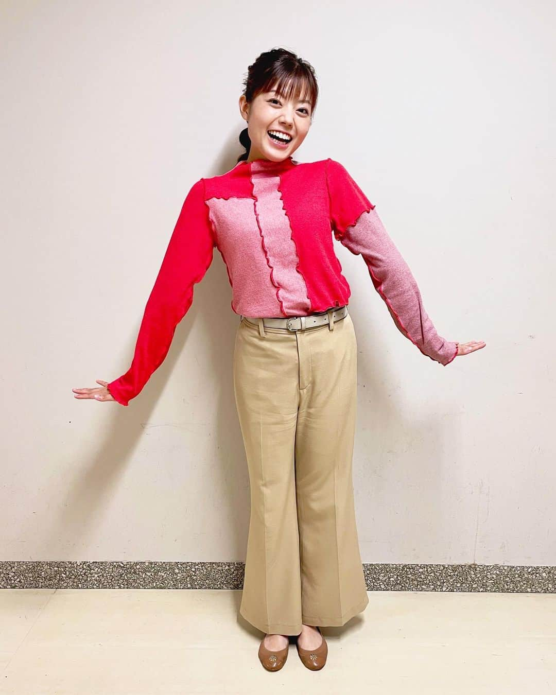 田村友里さんのインスタグラム写真 - (田村友里Instagram)「. 今週のガッツのファッションテーマ「かにかま」 自分で布切れ集めて縫い付けたわけではありません。 情熱の赤、カープの赤、かにかまの赤。  さて明日のイマナマサンデーは！ 私田村と天谷さんの講演会の模様をたっぷりお届け😆✨ 16時10分〜絶対見てね！！！😍  #イマナマ　#花よりガッツ」10月16日 20時05分 - yuri_tamura0894