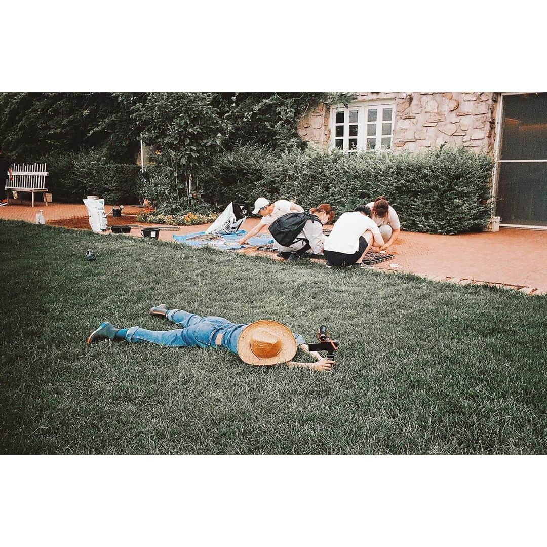 紗栄子さんのインスタグラム写真 - (紗栄子Instagram)「ファームの芝生でアーシングしながら1人サボってる時の私🐴🌿 カメラ持ってやってます感出してますが、みんなにはしっかりバレていましたw」10月16日 20時09分 - saekoofficial