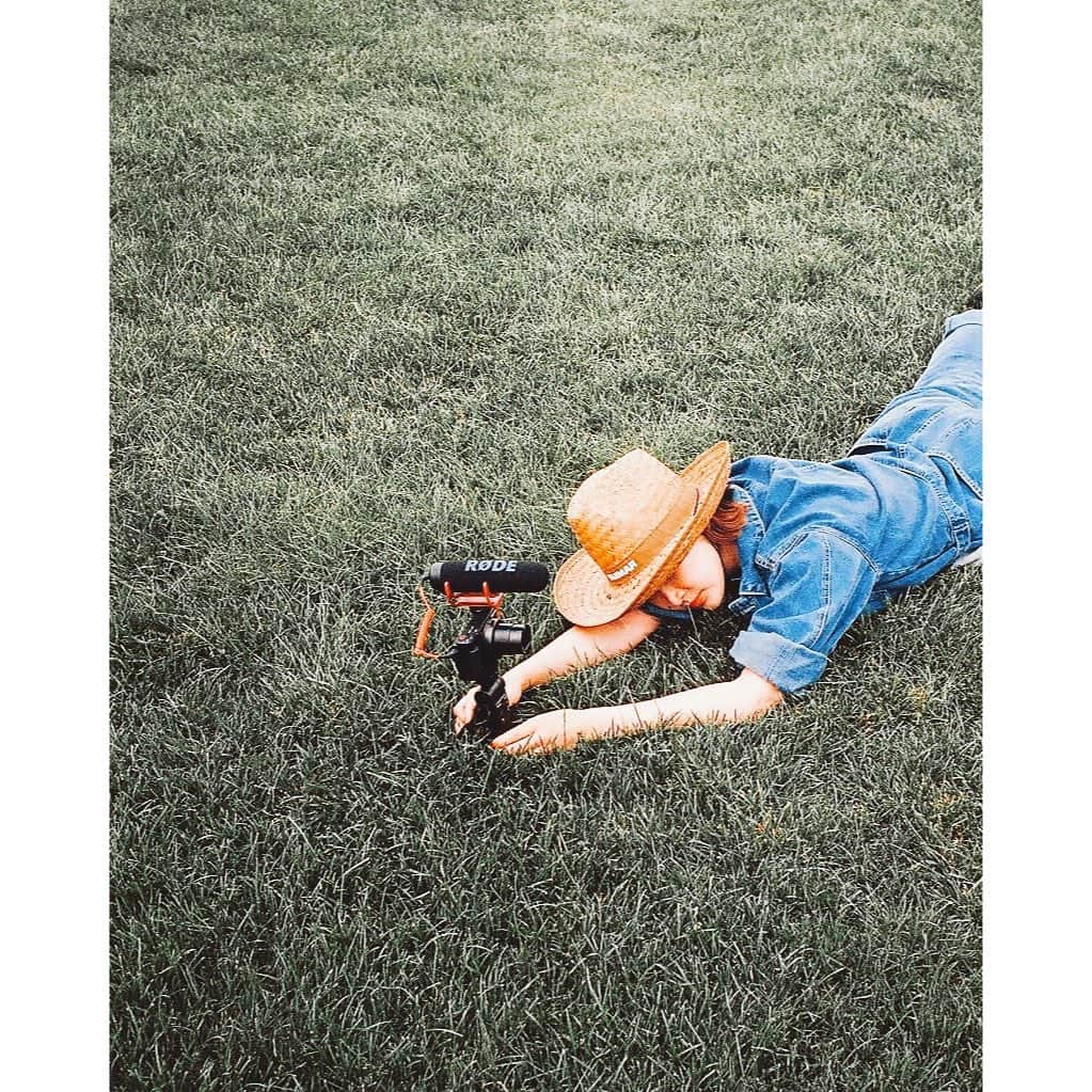 紗栄子さんのインスタグラム写真 - (紗栄子Instagram)「ファームの芝生でアーシングしながら1人サボってる時の私🐴🌿 カメラ持ってやってます感出してますが、みんなにはしっかりバレていましたw」10月16日 20時09分 - saekoofficial