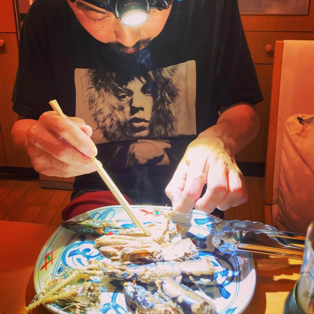 中山祐一朗のインスタグラム：「#サンマごはん 九劇の「ともだちが来た」 アサスパの「老いと建築」 自分の「アルトゥロウィの興隆」 宣伝すべき芝居は沢山ある、行くべき稽古場も沢山ある。 でもオフはオフ、ずっと作りたかったものを作った。 #老眼　を #ヘッドライト でカバーして　#骨抜き」