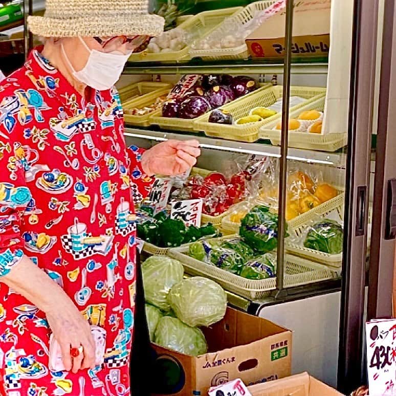 角野栄子さんのインスタグラム写真 - (角野栄子Instagram)「. 八百屋さんに行った。 ブラジルの友だちルーチに教えてもらったトマトソースを作る予定。 材料は、トマトはもちろん、いろいろ沢山。 久しぶりに大鍋出して、 たっぷり作るぞ！  「カラフルな魔女～角野栄子の物語が生まれる暮らし」 １０／１８（月） Eテレ ２２：５０～２３：１５ 「魔法のトマトソース」  I went to the greengrocer. I’m going to make tomato sauce with my favorite recipe that my Brazilian friend Ruth taught me! Need some tomatoes, of course, and some other various vegetables. I'll cook plenty of them with my big pot after so long!  #魔女の宅急便 #児童文学作家 #カラフルな魔女角野栄子の物語が生まれる暮らし #eテレ #nhk #トマトソース #トマトソース作り #おうちごはん #八百屋さん」10月16日 20時14分 - eiko.kadono
