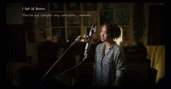 二宮愛のインスタグラム：「#notimetodie by #billieeilish  cover by @aininomiya 😊  早く映画みたいー！！！  It’s actually my second time covering this song!!! Have u guys watched the latest #007 already?! YouTube link in my bio or story!!! love🔫❤️  https://youtu.be/Vxa1GGwCHxA」