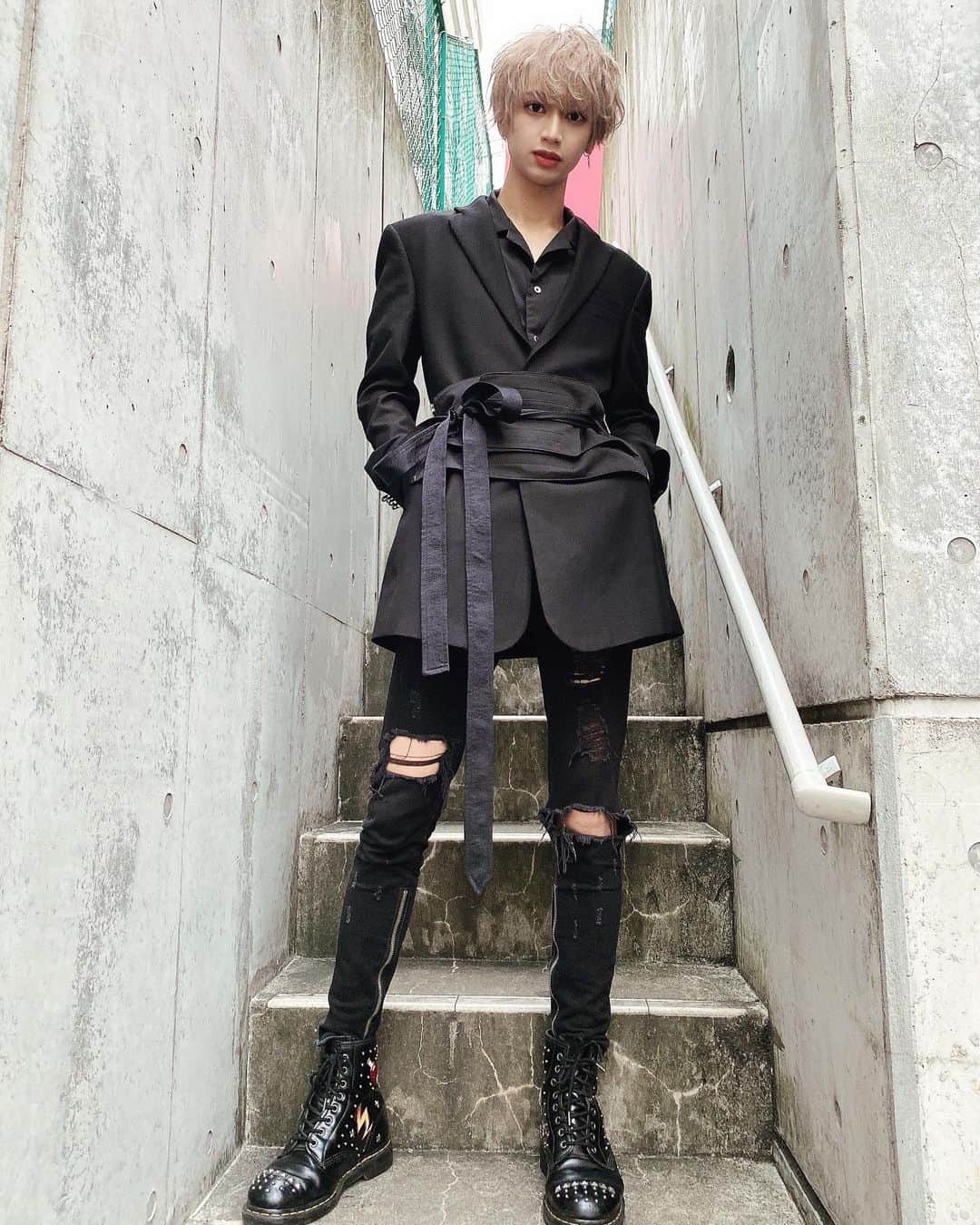 HAUのインスタグラム：「🖤 BLACK LOVE 🖤  この服装好きですか？🦅 Bạn có thích trang phục này không?🦅  #金髪 #アイドル  #black  #fashion #ファッション  #vietnamese #vietnam 🇻🇳#followback #ベトナム  #맞팔 #데일리 #소통 #좋아요 	#셀스타그램 #instagramers #tweegram #photooftheday  #패션 #메이크업 #뷰티  #follow4follow #like4like #look #instalike  #instadaily #instafollow #followme  #instagood #bestoftheday」