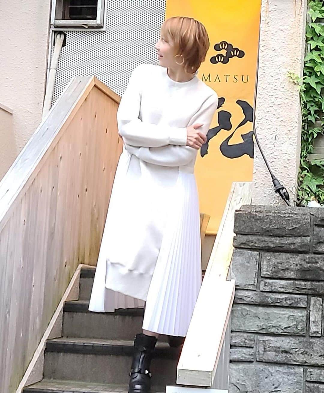 のインスタグラム：「.  １年ぶりに BARFOUTの 柚希横丁撮影再開しました🙏❤️❤️❤️ . 久しぶりでとても 嬉しかったり ドキドキしたり 沢山気を付けながら でも 再開出来たことに幸せを感じました😊 . 久しぶりの 再開なのに ２０２１年を振り返ったりしたので😀😀 宜しければ見てみてください❤️❤️❤️❤️  . 11月19日発売 12月号BARFOUT‼️‼️  . HOMEPARTYの アーカイブ 明日までですよー🙏🙏 . #BARFOUT #柚希礼音 #柚希横丁 #バフアウト #sacai #valentino」