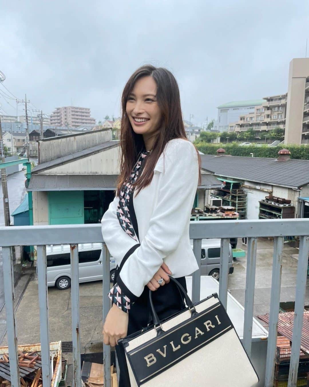 大政絢のインスタグラム：「正義の天秤⚖️第4話！  本日は佐伯と桐生コンビで事件の調査に…！ 法廷のシーンは毎回緊張感があります。 今日も桐生ファッションをお届け😎 ぜひご覧ください✨  #正義の天秤」