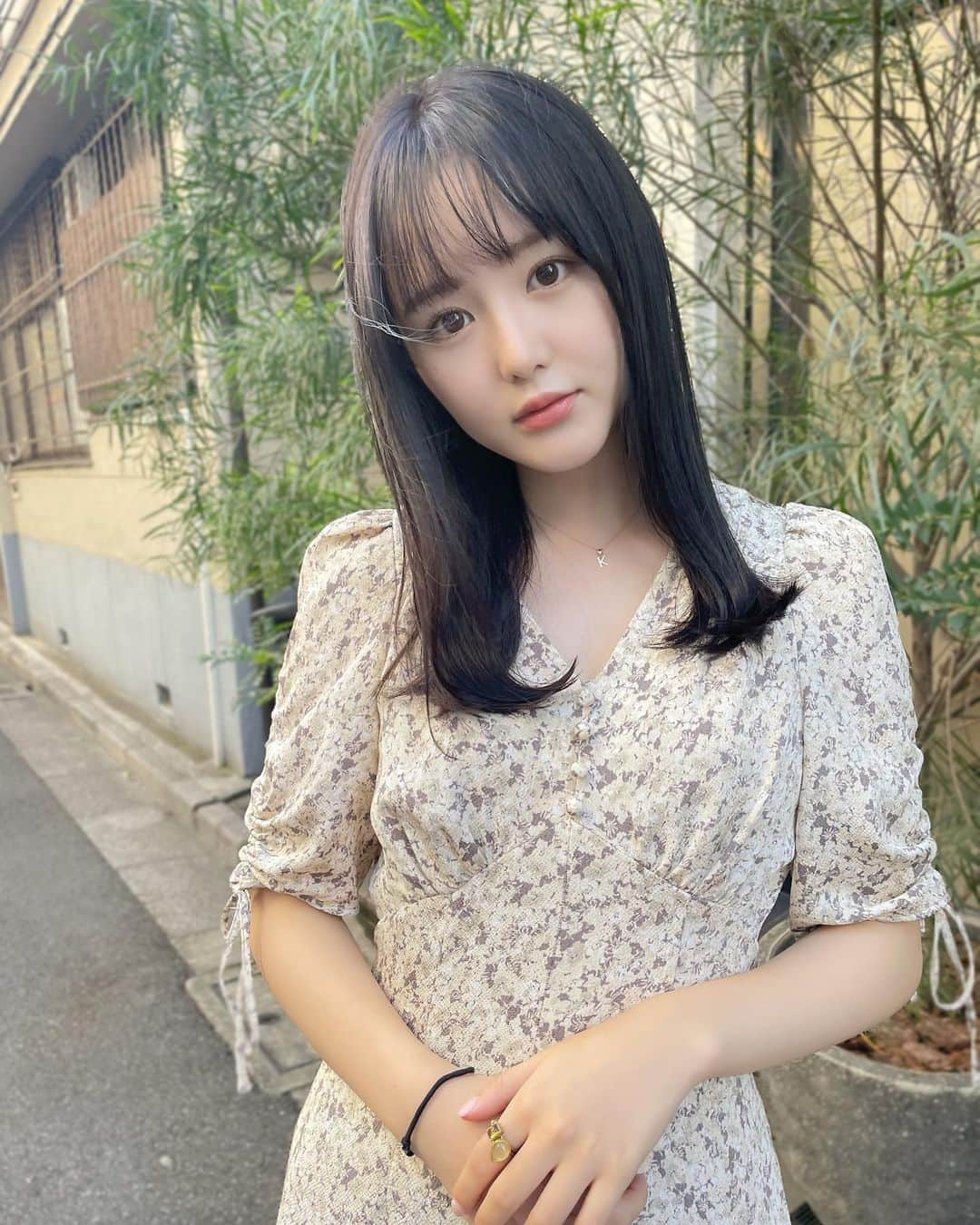 伊藤小春さんのインスタグラム写真 - (伊藤小春Instagram)「秋モード🍡🌝 ⁡ ⁡ 最近の外の感じが大好きで、 今日は気づいたら山手線6駅分歩いてました！ ⁡ 走ることはこの世で一番嫌いだけど、 歩くことは苦じゃないです🎶一緒に散歩しよ🎶 ⁡ ⁡ #ヘアカラー#髪色#暗髪 #snidel」10月16日 21時27分 - koharu_ito_